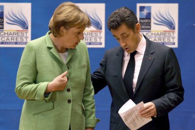 Angela Merkel veröffentlicht ihre Memoiren "Freiheit" - NATO-Gipfel 2008 in Bukarest - Merkel mit Frankreichs Präsident Sarkozy. (Archivbild)