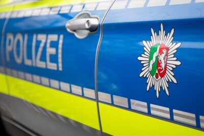 Angriff auf polnischen Fußballfan: 17-Jähriger in U-Haft - Nach einer Messerattacke gegen einen polnischen Fußballfan in Köln hat die Polizei einen gesuchten 17-Jährigen festgenommen.