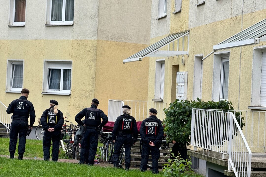 Angriff bei privater EM-Party - Polizei erschießt Mann - Polizisten am Einsatzort in Wolmirstedt in Sachsen-Anhalt.