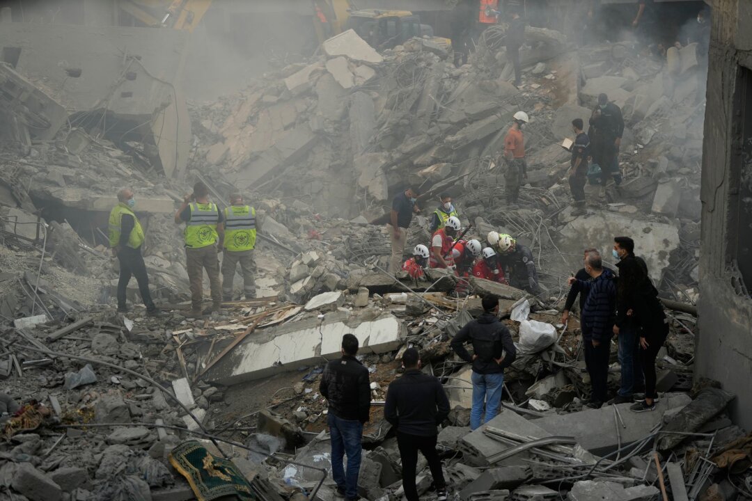 Angriff im Herzen Beiruts - viele Tote und große Zerstörung - Die Rettungsarbeiten dauern nach dem Angriff, der das Zentrum von Beirut traf, an. 