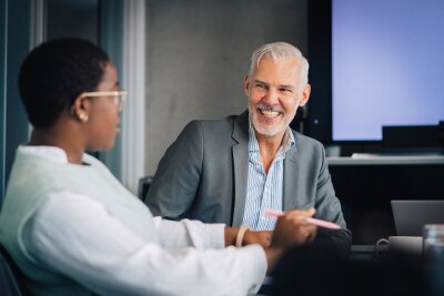 Angst vor Jobverlust: Wie gehen wir damit um? - Gespräch mit dem Vorgesetzten: Wenn ein gutes Vertrauensverhältnis besteht, kann ein ehrliches Gespräch Klarheit schaffen.