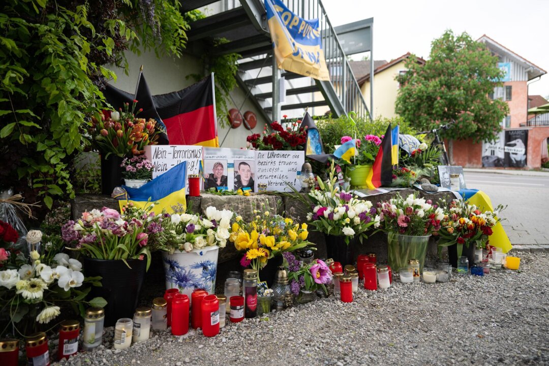 Anklage: Russe soll ukrainische Soldaten ermordet haben - Am Tatort wurden damals Blumen niedergelegt für die beiden getöteten ukrainischen Soldaten. Nun wurde Mordanklage gegen einen Russen erhoben. (Archivbild)