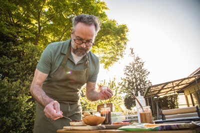 Anleitung: So gelingen Burger Buns und Burger Patties - Leckere Soßen sollten auf keinem Burger fehlen.