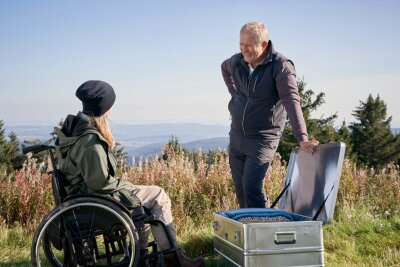 Ann-Kathrin Kramer und Harald Krassnitzer in Schlaganfall-Drama: "Frauen haben besser gelernt, Dinge zu ertragen" - Stefan (Harald Krassnitzer) überrascht seine Frau Sabine (Ann-Kathrin Kramer) am Gipfel einer Bergtour. Das Wandern war früher eine gemeinsame Leidenschaft des Paares. Nun scheint es, als könne man nach dem Schlaganfall wieder an alte Rituale - und Gefühle - anknüpfen.