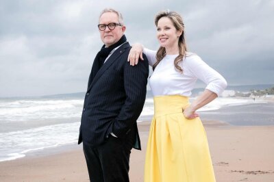 Ann-Kathrin Kramer und Harald Krassnitzer in Schlaganfall-Drama: "Frauen haben besser gelernt, Dinge zu ertragen" - Fotostermin am Strand: Ann-Kathrin Kramer und Harald Krassnitzer sind selbst ein "altes Ehepaar", begreifen das Älterwerden aber auch als Chance. Darüber hinaus arbeiten die beiden immer wieder gerne zusammen. 2017 passierte das in der Filmreihe "Eltern allein zu Haus". Nun bearbeitet das Ehepaar Kramer/Krassnitzer im Film ein neues "Lebensthema". 