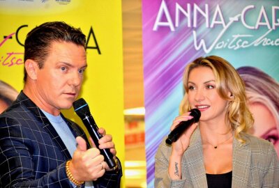 Anna-Carina Woitschack, Stefan Mross und Eloy de Jong in Plauen - Anna-Carina Woitschack hat im Elster Park ihr Album "Lichtblicke" vorgestellt und anschließend gab es für alle Fans Autogramme. Begleitet wurde sie von Ehemann Stefan Mross. Fotos: Karsten Repert