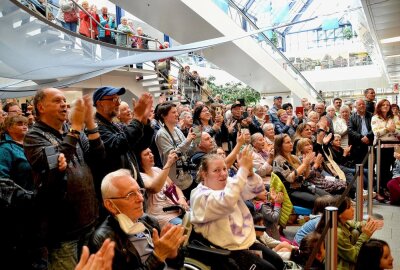 Anna-Carina Woitschack, Stefan Mross und Eloy de Jong in Plauen - Anna-Carina Woitschack hat im Elster Park ihr Album "Lichtblicke" vorgestellt und anschließend gab es für alle Fans Autogramme. Begleitet wurde sie von Ehemann Stefan Mross. Fotos: Karsten Repert