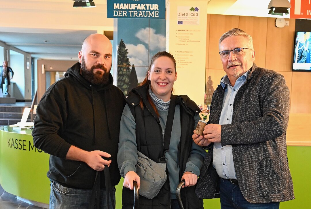 Annaberg-Buchholz feiert den 555.555. Besucher der Manufaktur der Träume - Überraschtes Paar aus Frauenstein wird empfangen. Foto: Stadt Annaberg-Buchholz/Mandy Daxecker