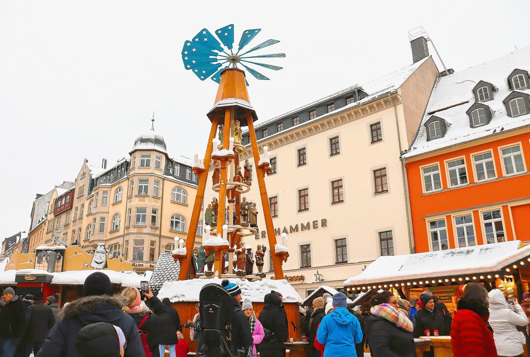 Annaberg-Buchholz lädt zur märchenhaften Weihnachtszeit - Vorbereitungen laufen auf Hochtouren - "Die ganze Stadt ein Weihnachtsberg" - unter diesem Motto wird die Advents- und Weihnachtszeit in Annaberg-Buchholz, der Hauptstadt des Erzgebirges, zu einem besonderen Erlebnis. Foto: Ilka Ruck / Archiv