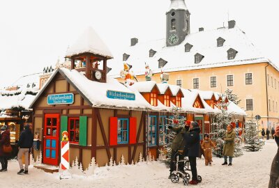 Annaberg-Buchholz lädt zur märchenhaften Weihnachtszeit - Vorbereitungen laufen auf Hochtouren - Das Herzstück des "Weihnachtsbergs" in Annaberg-Buchholz bildet der Annaberger Weihnachtsmarkt. Foto: Ilka Ruck / Archiv