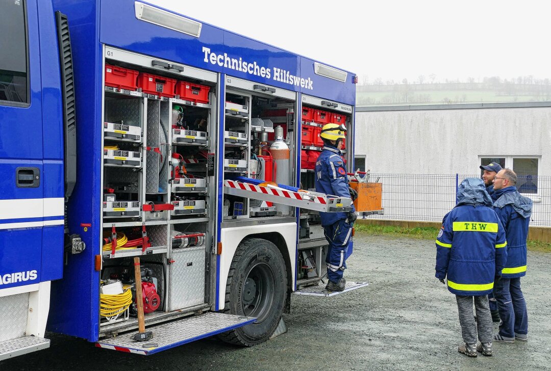 Annaberger THW gelingt eine außergewöhnliche Rettung - -Auch die technische Ausrüstung wurde beim Kennenlerndienst näher erläutert. Foto: Andreas Bauer