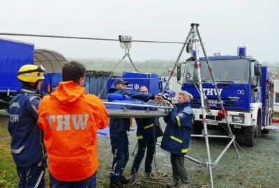 Annaberger THW gelingt eine außergewöhnliche Rettung - Per Seilwinde gelang die Rettung des Unfallopfers über einen imaginären Bachlauf. Foto: Andreas Bauer