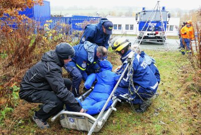 Annaberger THW gelingt eine außergewöhnliche Rettung - Beim vermeintlichen Unfallopfer handelte es sich nicht um einen Menschen, sondern eine Puppe. Foto: Andreas Bauer