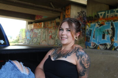 Anne (29) aus Penig hat ihr Auto gegen Tattoos getauscht -  Vom Löwen auf ihrem Oberarm, der für Stärke und die Erinnerung an ihren Großvater steht, bis hin zu den Kolibris und Pfingstrosen auf ihrem Dekolleté - jedes Tattoo hat eine besondere Bedeutung.