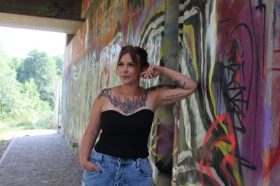 Anne (29) aus Penig hat ihr Auto gegen Tattoos getauscht - Annes Sammlung umfasst mittlerweile etwa 9 Tattoos, die in ihrer Bedeutung und ihrem Stil variieren. 