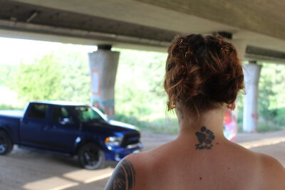 Anne (29) aus Penig hat ihr Auto gegen Tattoos getauscht - Das erste Tattoo war eine Hommage an ihren Opa.