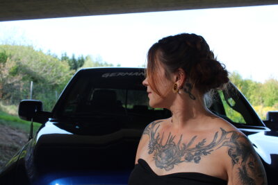 Anne (29) aus Penig hat ihr Auto gegen Tattoos getauscht - Ihr damaliger Tätowierer hatte schon lange ein Auge auf ihren Hannibal (Auto) geworfen, und so entschied sie sich, das Auto gegen zwei lang ersehnte Tattoos einzutauschen.