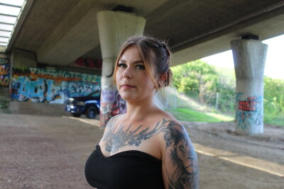 Anne (29) aus Penig hat ihr Auto gegen Tattoos getauscht - Anne ist nicht besonders schmerzempfindlich und hatte bisher noch nie wirklich große Schmerzen beim Tätowieren. 