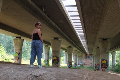 Anne (29) aus Penig hat ihr Auto gegen Tattoos getauscht - Für das Fotoshooting wählte sie bewusst den Ort unter der Autobahnbrücke in Mittelsachsen.