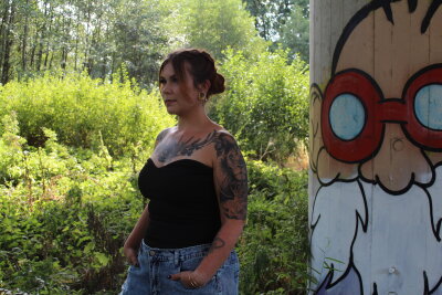 Anne (29) aus Penig hat ihr Auto gegen Tattoos getauscht - Ihr neuestes Tattoo, ein realistisches Löwenmotiv am Oberarm, ist der Beginn einer Serie, die sie im gleichen Stil weiterführen möchte.