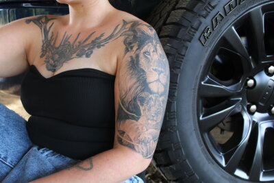 Anne (29) aus Penig hat ihr Auto gegen Tattoos getauscht - Ein herausfordernderes Tattoo war der Löwe auf ihrem Oberarm, der in zwei Sitzungen von insgesamt 11,5 Stunden gestochen wurde.