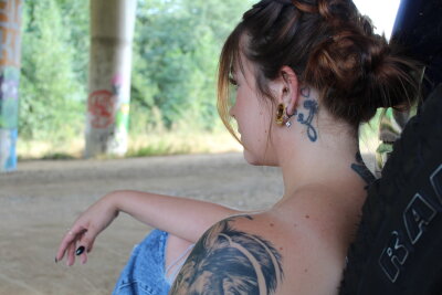 Anne (29) aus Penig hat ihr Auto gegen Tattoos getauscht - Hinter ihrem Ohr trägt sie ein Mutter-Tochter-Tattoo.