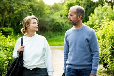 Annette Frier im Interview: "Ich bin die schlechteste Beziehungsratgeberin, die ich kenne" - Sie sind getrennt - und stehen sich dennoch nahe: Anne (Annette Frier) hat einen Verdacht, dass Erik (Christoph Maria Herbst) nicht ganz glücklich ist - und auch nicht gesund lebt.