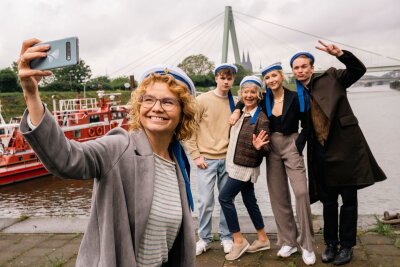 Annette Frier im Interview: "Ich bin die schlechteste Beziehungsratgeberin, die ich kenne" - Sie planen eine Geburtstagsüberraschung für den Vater (von links): Mutter Bärbel (Annette Frier), Sohn Jonas (Charlie Schrein), Oma Polke (Jutta Speidel), Tochter Leonie (Greta Geyer) und Sohn Ben (Nico Liersch). 