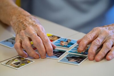 Antikörper Lecanemab: Wie er wirkt und wem er helfen kann - Das Spielen von Memory soll gegen den Gehirnabbau wirken. 