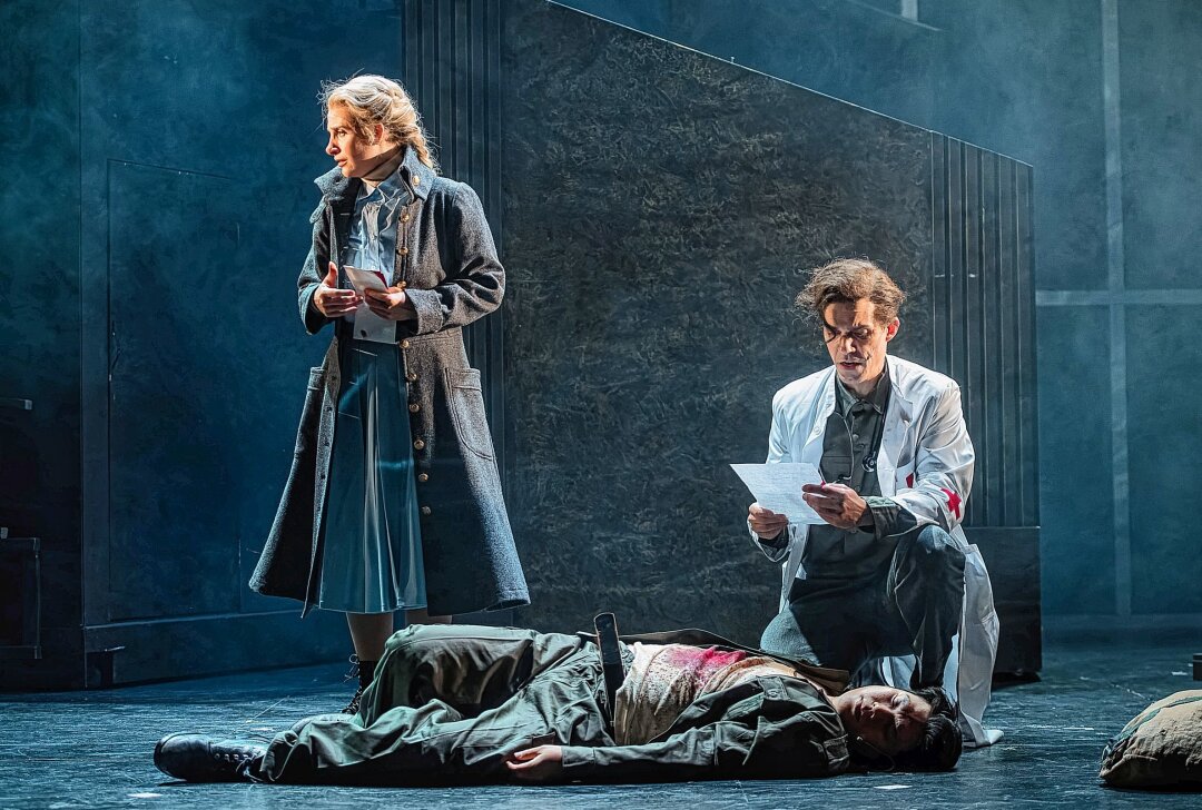 Antikriegsdrama wird erstmals im Freiberger Theater gezeigt - Szenenfotos mit Alexander Donesch (Schiwago) und Anna Burger (Lara). Foto: Theater/Albrecht Holländer