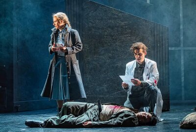 Antikriegsdrama wird erstmals im Freiberger Theater gezeigt - Szenenfotos mit Alexander Donesch (Schiwago) und Anna Burger (Lara). Foto: Theater/Albrecht Holländer