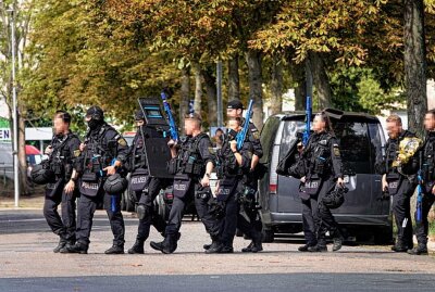 Antiterror-Training auf dem Sonnenberg - Am Mittwoch führte die Chemnitzer Polizei an der CPSV- Sporthalle und an der Forststraße eine Großübung durch. Harry Härtel