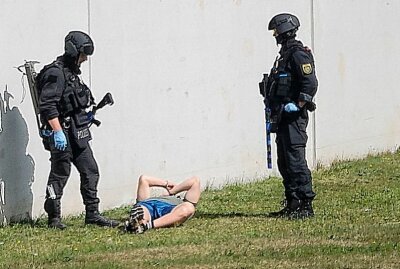 Antiterror-Training auf dem Sonnenberg - Am Mittwoch führte die Chemnitzer Polizei an der CPSV- Sporthalle und an der Forststraße eine Großübung durch. Harry Härtel