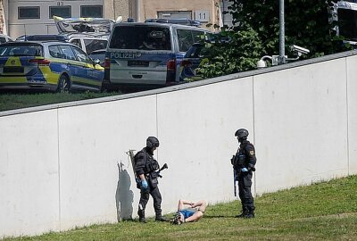 Antiterror-Training auf dem Sonnenberg - Nach erstem Eindruck handelten dort Einheiten der BFE (Beweissicherungs- und Festnahmeeinheit), Bereitschaftspolizei und Revierpolizisten nach einer Terrorlage. Harry Härtel