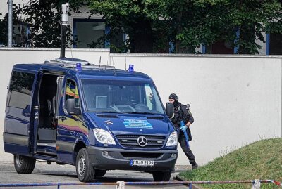 Antiterror-Training auf dem Sonnenberg - Nach erstem Eindruck handelten dort Einheiten der BFE (Beweissicherungs- und Festnahmeeinheit), Bereitschaftspolizei und Revierpolizisten nach einer Terrorlage. Harry Härtel