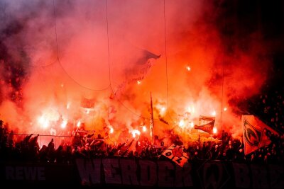 Anwalt gegen Strafverschärfung: "Noch nie etwas bewirkt" - Strafverschärfungen halten laut Rechtsanwalt Lau Fans nicht vom Einsatz von Pyrotechnik ab.