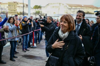 Anwalt in Avignon-Prozess: Alle trugen zu Martyrium bei - Jeden Tag kommen Dutzende Menschen ins Gericht, um Gisèle Pelicot zu unterstützen.