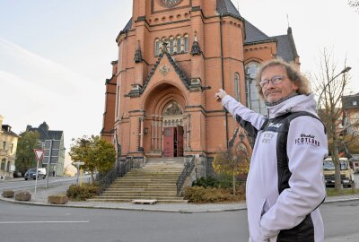 Apostelfiguren werden in der Nicolaikirche Aue restauriert - Detlef Wendler, Vorsitzender vom Bauausschuss St. Nicolai Aue vor der Nicolaikirche in Aue. Foto: Ralf Wendland