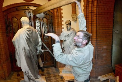 Apostelfiguren werden in der Nicolaikirche Aue restauriert - Die Figuren der Nicolaikirche in Aue sollen saniert werden - im Bild Rolf Schreckenbach von der Firma Scheunert aus Stollberg. Foto: Ralf Wendland