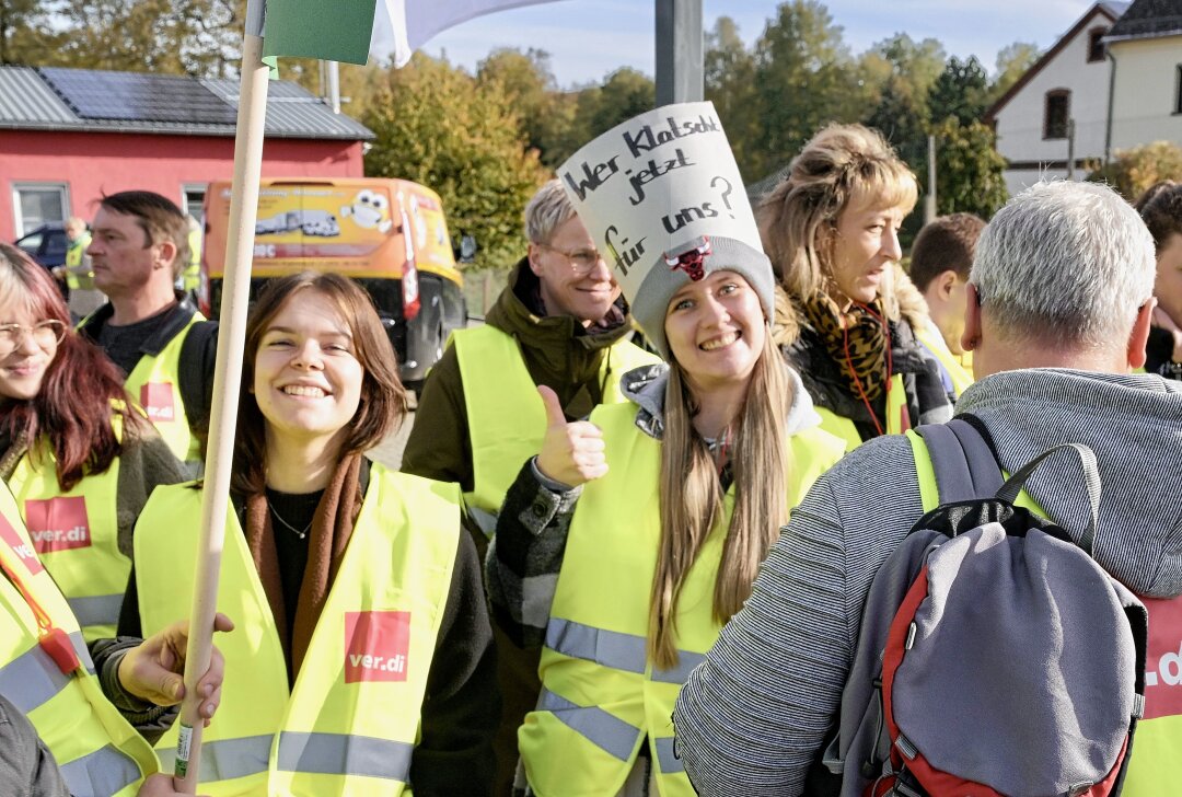 "Applaus zahlt keine Miete": Streik am Heinrich-Braun-Klinikum in Zwickau - An beiden Standorten des Heinrich-Braun-Klinikums in Zwickau läuft heute bis 22 Uhr ein Warnstreik. Foto: Ralf Wendland