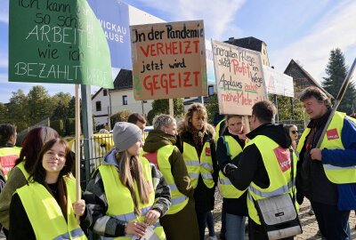 "Applaus zahlt keine Miete": Streik am Heinrich-Braun-Klinikum in Zwickau - An beiden Standorten des Heinrich-Braun-Klinikums in Zwickau läuft heute bis 22 Uhr ein Warnstreik. Foto: Ralf Wendland