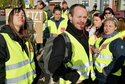 "Applaus zahlt keine Miete": Streik am Heinrich-Braun-Klinikum in Zwickau - An beiden Standorten des Heinrich-Braun-Klinikums in Zwickau läuft heute bis 22 Uhr ein Warnstreik. Foto: Ralf Wendland