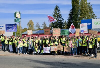 "Applaus zahlt keine Miete": Streik am Heinrich-Braun-Klinikum in Zwickau - An beiden Standorten des Heinrich-Braun-Klinikums in Zwickau läuft heute bis 22 Uhr ein Warnstreik. Foto: Ralf Wendland