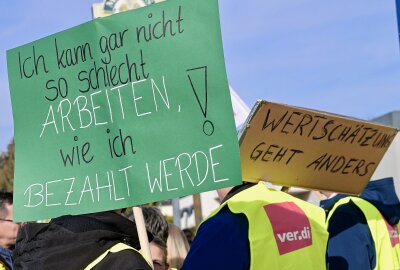 "Applaus zahlt keine Miete": Streik am Heinrich-Braun-Klinikum in Zwickau - An beiden Standorten des Heinrich-Braun-Klinikums in Zwickau läuft heute bis 22 Uhr ein Warnstreik. Foto: Ralf Wendland