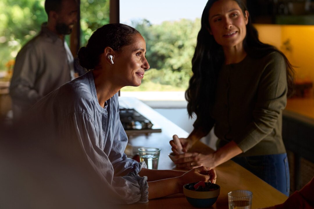 Apples Airpods sind bald auch Hörgeräte - Mit der Hörhilfe-Funktion der Airpods Pro 2 soll man zum Beispiel wieder besser Unterhaltungen in lauten Räumen folgen können.