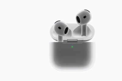 Apples iPhone wird intelligenter: Das kann die neue Generation - Die AirPods 4 haben eine leicht veränderte Form, die sich besser an die verschiedenen Ohrmuscheln anpassen soll. 