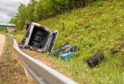 Aquaplaning führt zu schwerem Unfall auf A4 bei Hohenstein-Ernstthal - Schwerer Unfall nach Aquaplaning. Foto: Andre März