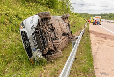 Aquaplaning führt zu schwerem Unfall auf A4 bei Hohenstein-Ernstthal - Schwerer Unfall nach Aquaplaning. Foto: Andre März