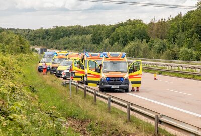 Aquaplaning führt zu schwerem Unfall auf A4 bei Hohenstein-Ernstthal - Schwerer Unfall nach Aquaplaning. Foto: Andre März