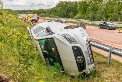 Aquaplaning führt zu schwerem Unfall auf A4 bei Hohenstein-Ernstthal - Schwerer Unfall nach Aquaplaning. Foto: Andre März